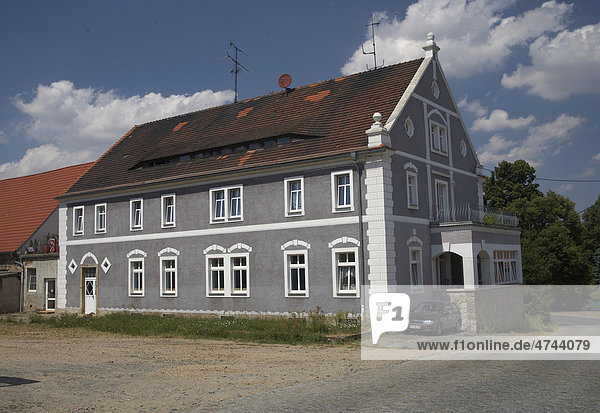Saniertes Wirtschaftsgebäude des ehemaligen Schlosses in Zottewitz bei Diesbar-Seußlitz  Sachsen  Deutschland  Europa