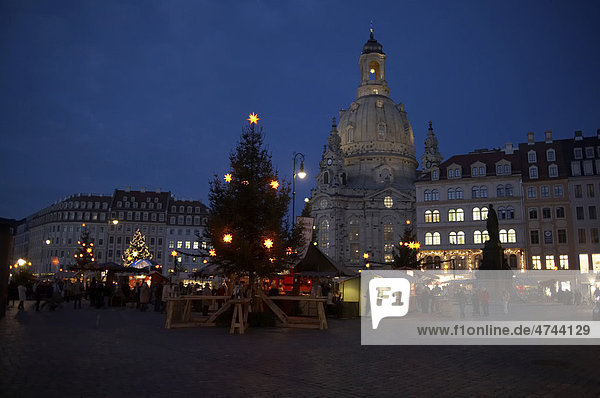 Weihnachtsmarkt Anno 1901 auf dem Neumarkt vor der Frauenkirche  Gründerzeit  Dresden  Sachsen  Deutschland  Europa