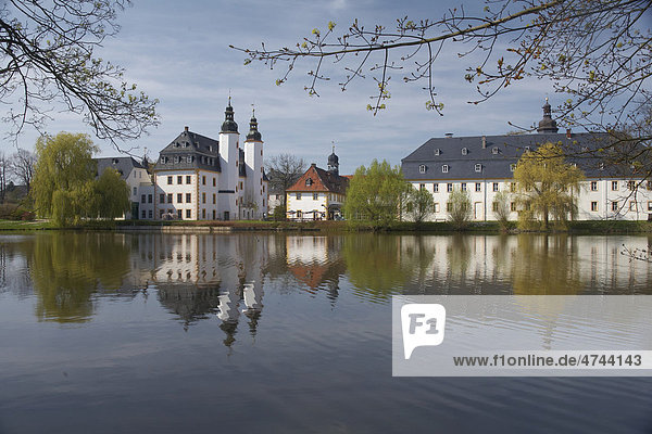 Schloss Blankenhain  Agrarhistorisches Museum  Landwirtschaftsmuseum  Spiegelung im Wasser  bei Crimmitschau  Sachsen  Deutschland  Europa