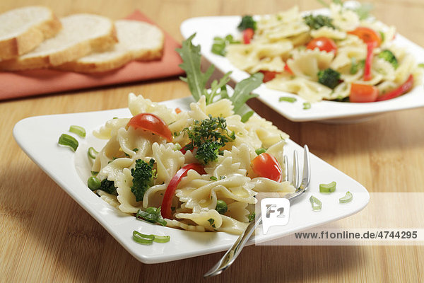 Farfalle Nudelsalat mit Paprika  Brokkoli  Tomaten  Erbsen und Lauchzwiebeln  Weißbrotscheiben