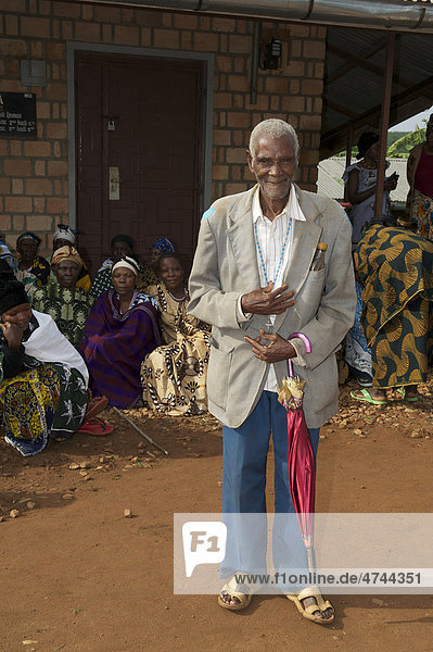 Alter Mann in einem Dorf in der Nähe von Bukoba  Tansania  Afrika