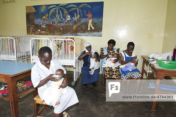 Säuglinge werden von Kinderkrankenschwestern gefüttert in einem Waisenhaus in der Nähe von Bukoba  Tansania  Afrika