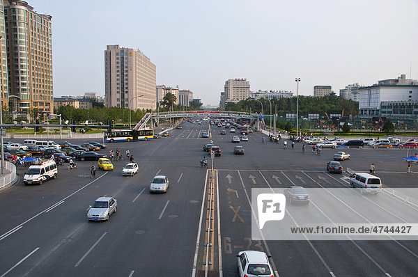 Stark befahrene Straße  Peking  China  Asien