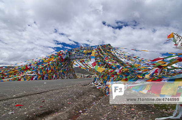 Gebetsflaggen entlang des Friendship Highway  Tibet  Asien