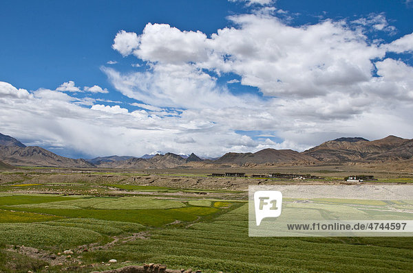 Landschaft entlang des Friendship Highway  Tibet  Asien
