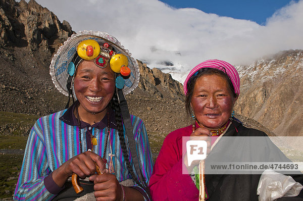 Pilgrims on the Kailash Kora pilgrimage trail  Western Tibet  Tibet  Asia
