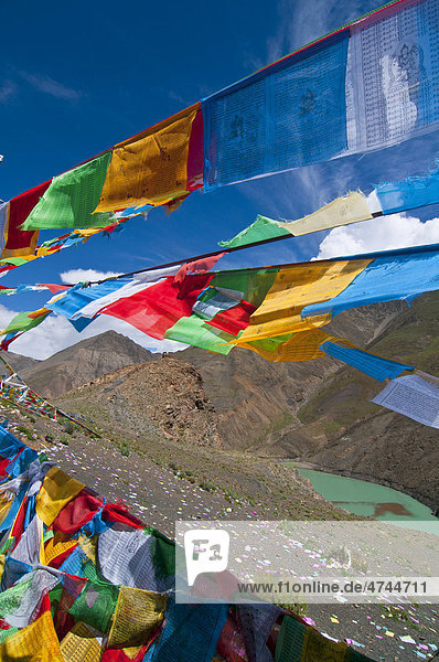 Gebetsflaggen an einem Stausee am Karo-La Pass am Friendship Highway  Tibet  Asien