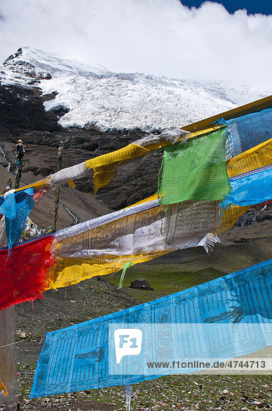 Gebetsflaggen  Karo-La Pass am Friendship Highway  Tibet  Asien