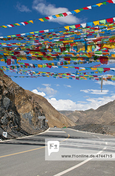 Gebetsflaggen am Karo-La Pass am Friendship Highway  Tibet  Asien