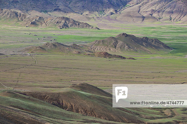 Gebirgige Berglandschaft des Himalaya entlang der südlichen Straße nach Westtibet  Tibet  Asien