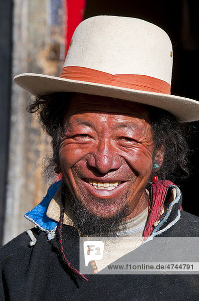Friendly pilgrim in Tashilhunpo Monastery  Shigatse  Tibet  Asia