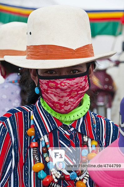 Traditionell gekleidete Frau in der Stadt Tsochen Westtibet Tibet Asien