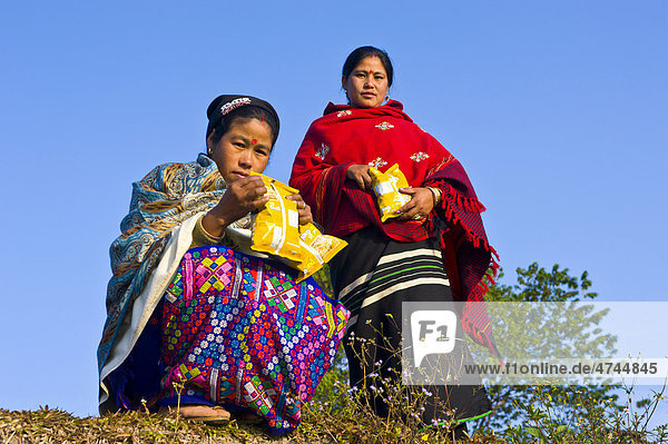 Nordostindische Frauen auf der Flussböschung des Brahmaputra  Assam  Nordostindien  Indien  Asien