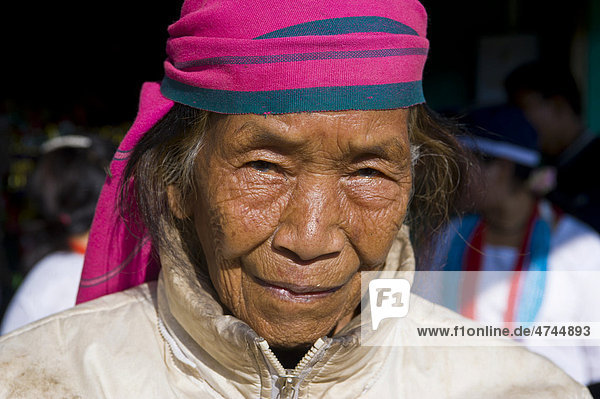 Traditionell gekleidete Frau vom Stamm der Hillmiri bei Daporijo  Arunachal Pradesh  Nordostindien  Indien  Asien