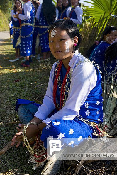 Traditionell gekleidete Frau vom Stamm der Hillmiri bei Daporijo Arunachal Pradesh Nordostindien Indien Asien