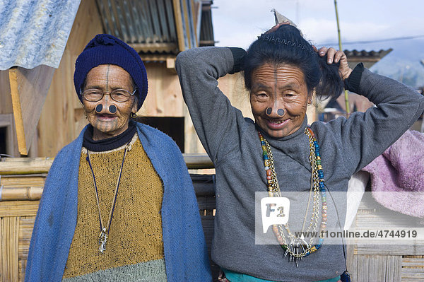 Old women from the Apatani tribe  known for the pieces of wood in their nose to make them ugly  Ziro  Arunachal Pradesh  northeast India  India  Asia