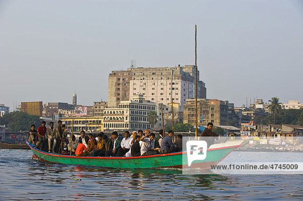 Ruderboot im geschäftigen Hafen von Dhaka  Bangladesch  Asien