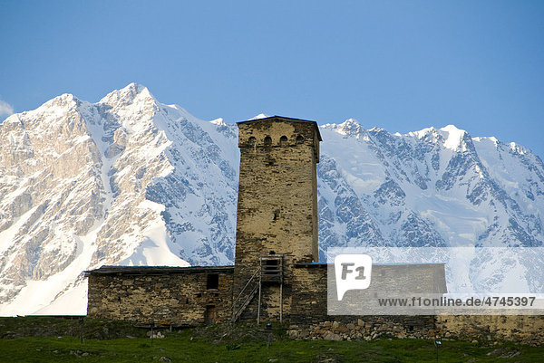 Wehrturm vor dem Berg Schchara  Shkara  Uschguli  UNESCO Weltkulturerbe  Swanetien  Georgien  Vorderasien