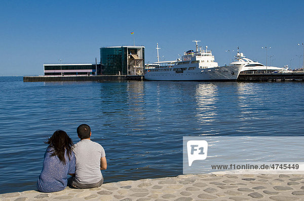 Pärchen an der Uferpromenade von Baku  Aserbaidschan  Vorderasien