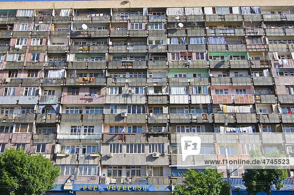 Fassade eines Wohnblockes mit Balkonen  Eriwan  Armenien  Vorderasien