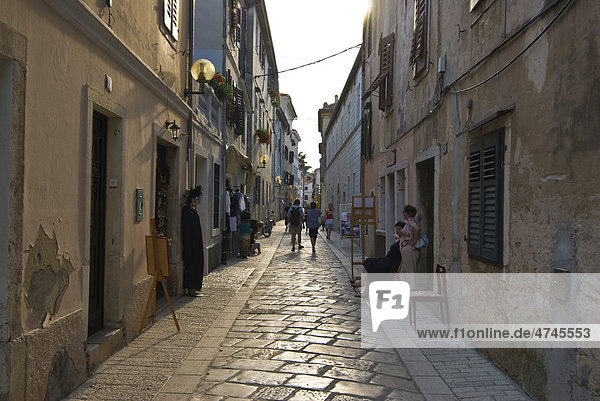 Gasse in der Altstadt von Porec  Istrien  Kroatien  Europa