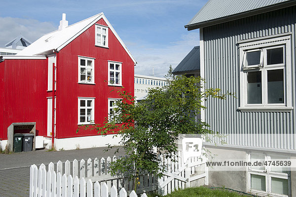 Rotes und graues Haus aus Wellblech  private Wohnhäuser  ReykjavÌk  Reykjavik  Õsland  Island  Skandinavien  Nordeuropa  Europa