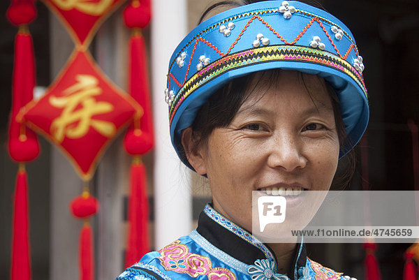 Portrait  Festival  ethnische Minderheit  Frau vom Volk der Yi oder Hani  Tracht mit Hut  Jiangcheng  Stadt Pu'er  Provinz Yunnan  Volksrepublik China  Südostasien  Asien