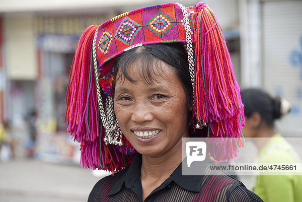 Festival  ethnische Minderheit  Frau vom Volk der Yi oder Hani  bunte Kopfbedeckung  Portrait  Jiangcheng  Stadt Pu'er  Provinz Yunnan  Volksrepublik China  Südostasien  Asien