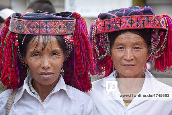 Festival  ethnische Minderheit  zwei Frauen vom Volk der Yi oder Hani  bunte Kopfbedeckung  Portrait  Jiangcheng  Stadt Pu'er  Provinz Yunnan  Volksrepublik China  Südostasien  Asien