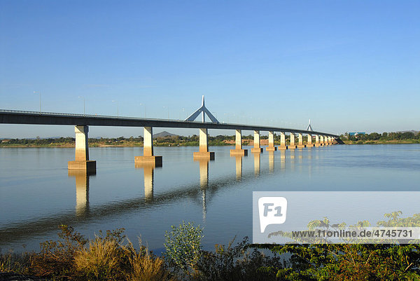 Zweite Thai-Lao-Freundschaftsbrücke  Brücke über den Fluss Mekong nach Thailand in die Provinz Mukdahan  Savannakhet  Laos  Südostasien  Asien