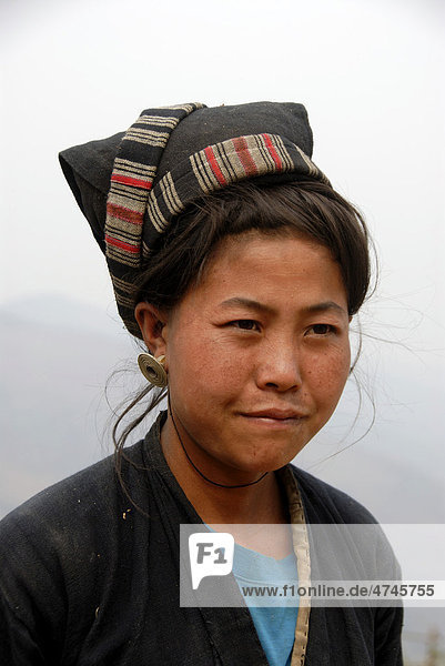 Portrait  junge Frau der Mouchi Ethnie  traditionelle Kleidung  Kopfbedeckung bunter Turban  Dorf Ban Mouchi Kaw  Distrikt Samphan  Provinz Phongsaly  Phongsali  Laos  Südostasien  Asien