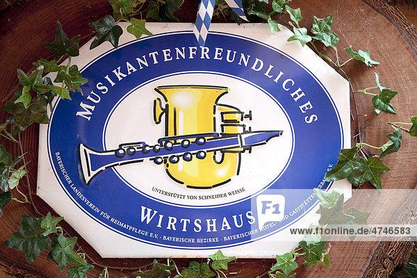 Schild  Musikantenfreundliches Wirtshaus in Kelheim  Bayern  Deutschland  Europa