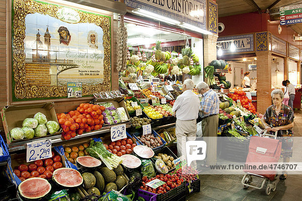 Markthalle  Markt  Mercado de Triana  mit Obst und Gemüse  in Sevilla  Andalusien  Spanien  Europa