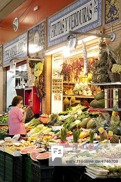 Markthalle  Mercado de Triana  mit Obst und Gemüse  Sevilla  Andalusien  Spanien  Europa