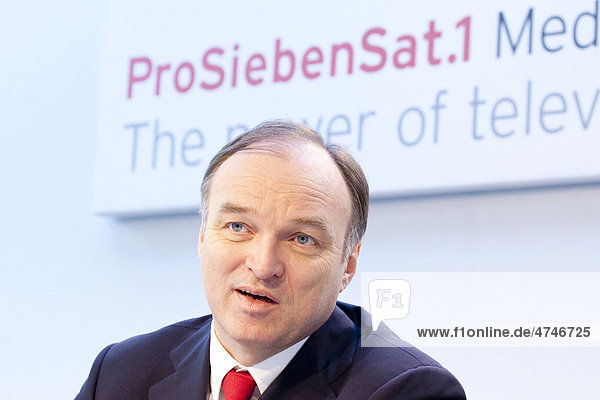 Thomas Ebeling  Vorstandsvorsitzender der ProSiebenSat1. Media AG mit deren Logo während der Bilanzpressekonferenz am 03.03.2011 in Unterföhring bei München  Bayern  Deutschland  Europa