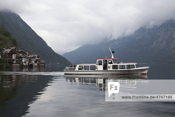 Fahrgastschiff  Fähre auf dem Hallstätter See  Hallstättersee  Hallstatt  Unesco Weltkulturerbe  Salzkammergut  Österreich  Europa