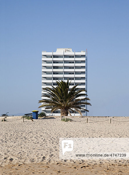 Apartmenthochhaus  Bauruine am Strand von Alvor  Algarve  Portugal  Europa