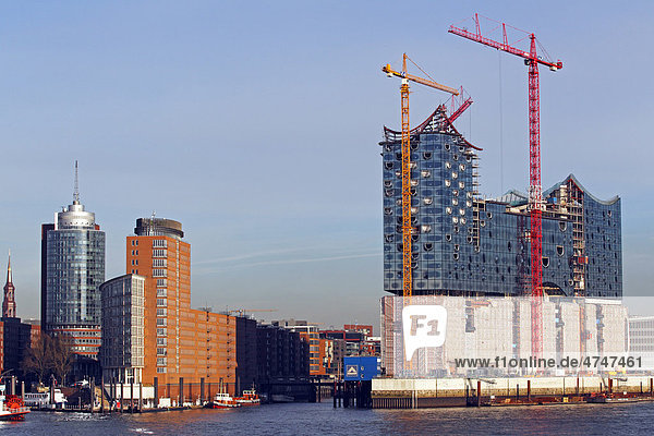 Baustelle der Elbphilharmonie  rechts  in der Hafencity und Hanseatic Trade Center HTC an der Kehrwiederspitze  Hamburger Hafen an der Elbe  Hamburg  Deutschland  Europa