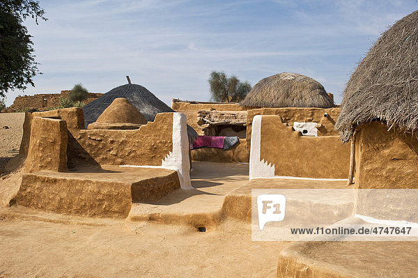 Vorderansicht einer traditionellen Behausung in der Wüste Thar  Mauern und Boden sind aus einer Mischung aus Kuhdung und Sand gefertigt  das Dach ist mit Reisig gedeckt  Wüste Thar  Rajasthan  Indien  Asien