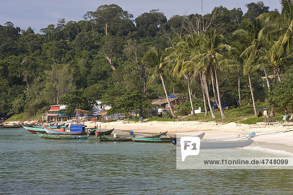 Kleine Fischerboote in der Bucht der Mango Bay  Insel Phu Quoc  Vietnam  Südostasien