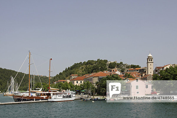 Hafen  Fluss Krka  Skradin  Dalmatien  Kroatien  Europa