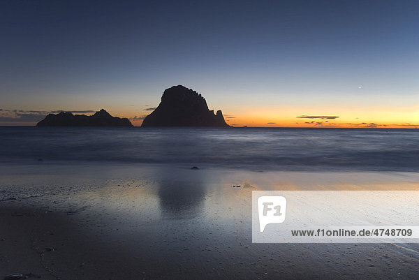Sonnenuntergang mit Blick auf die Klippen der Insel Es Vedr·  Ibiza  Spanien  Europa