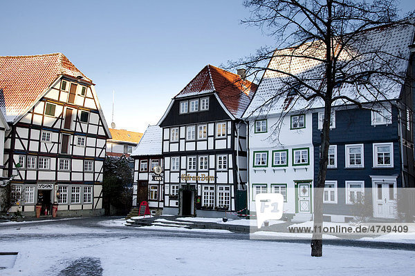 Mit Schnee bedeckte Fachwerkhäuser in der Altstadt  Soest  Sauerland  Nordrhein-Westfalen  Deutschland  Europa