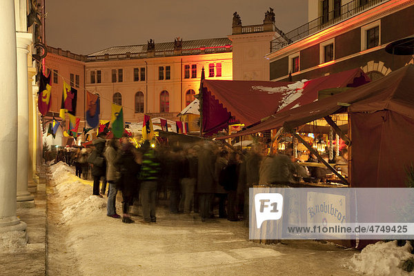 Mittelalterlicher Weihnachtsmarkt im Schlosshof  Dresden  Sachsen  Deutschland  Europa
