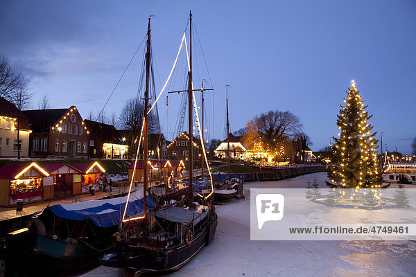 Museumshafen mit Weihnachtsbeleuchtung  Nordseebad Carolinensiel  Wittmund  Nordsee  Ostfriesland  Niedersachsen  Deutschland  Europa