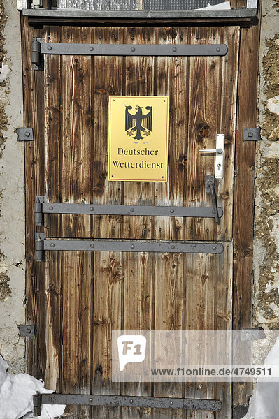 Eingangstür  Schild Deutscher Wetterdienst auf Zugspitze  2962m  Wettersteingebirge  Oberbayern  Deutschland  Europa