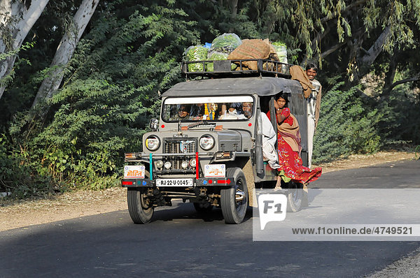 Großfamilie im Auto unterwegs  bei Pushkar  Rajasthan  Nordindien  Asien
