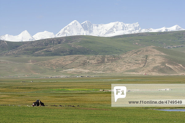 Snow-covered peaks of the Nyenchen Tanglha mountain range  Nyainqentanglha mountain range  Tibet region  China  Asia