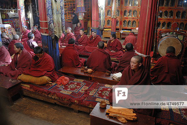 Nonnen im Nonnenkloster Terdrom  Tibet  China  Asien