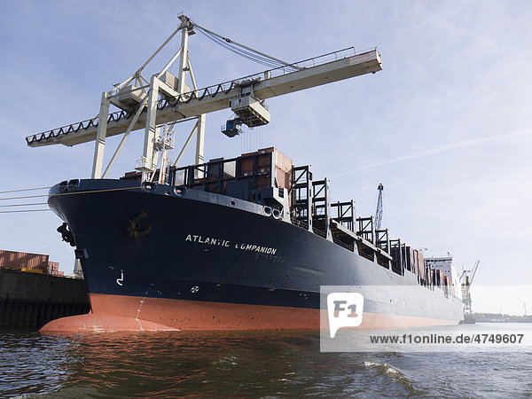 Containerschiff im Hamburger Hafen  Hansahafen  Hansestadt Hamburg  Deutschland  Europa